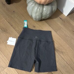 NWT BEYOND YOGA KEEP PACE SPACE BIKER SHORT GREY LARGE L NEW